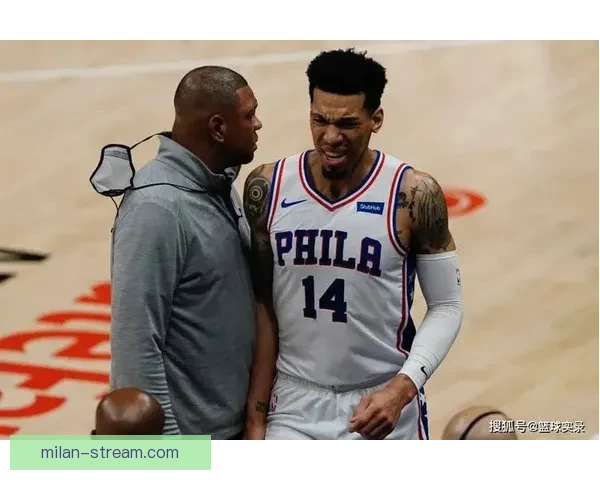 古德温倒地拼抢遭卡尔克布伦纳压伤 伤后返回更衣室接受治疗